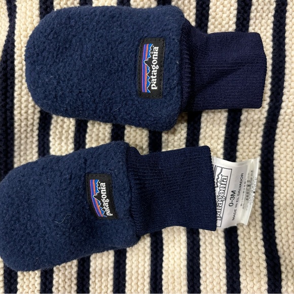Patagonia Baby mittens size 0-3 months - Picture 2 of 2